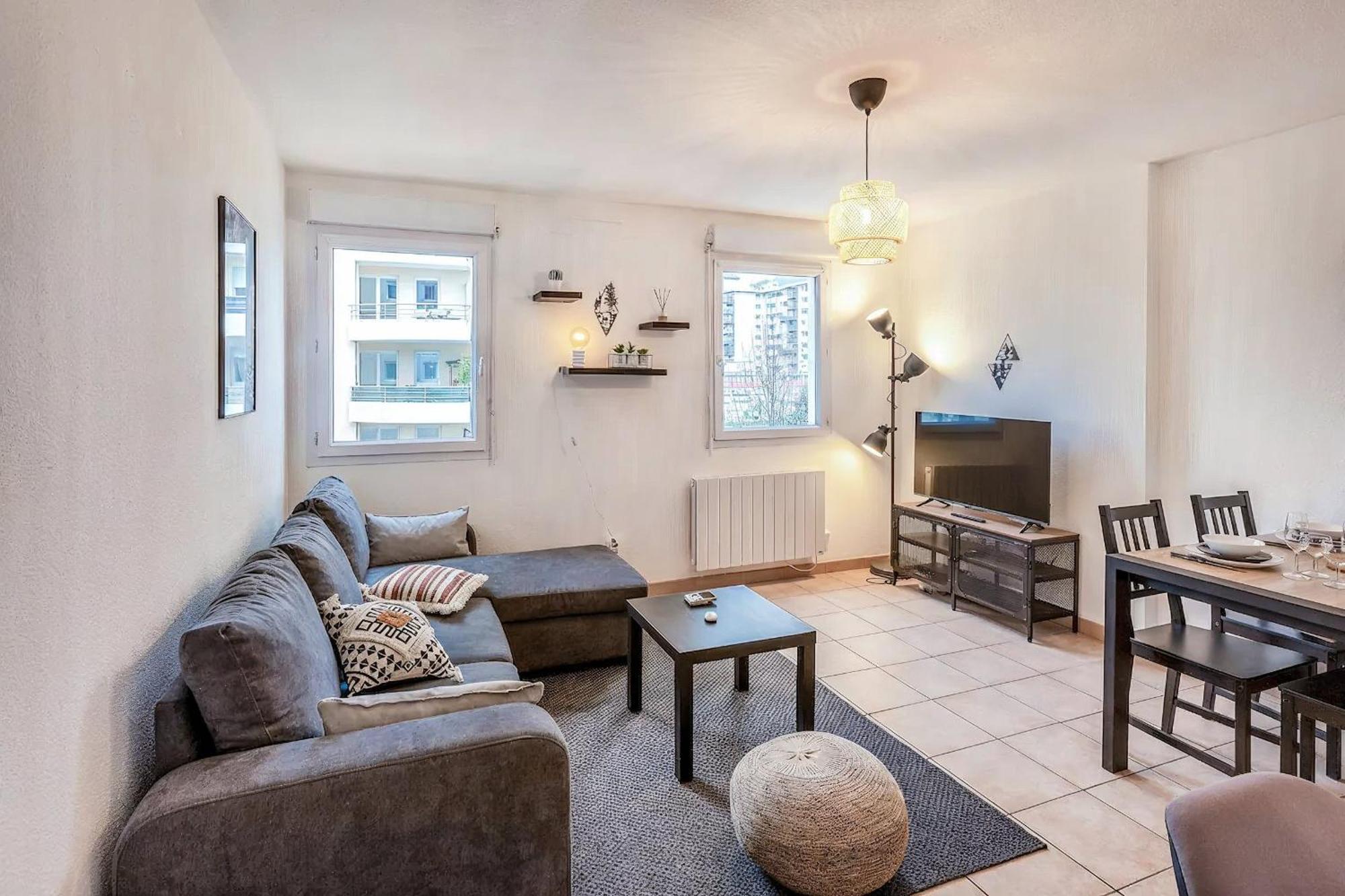 Superbe Appartement - Parking Gratuit - 4 Personnes Chambéry Dış mekan fotoğraf